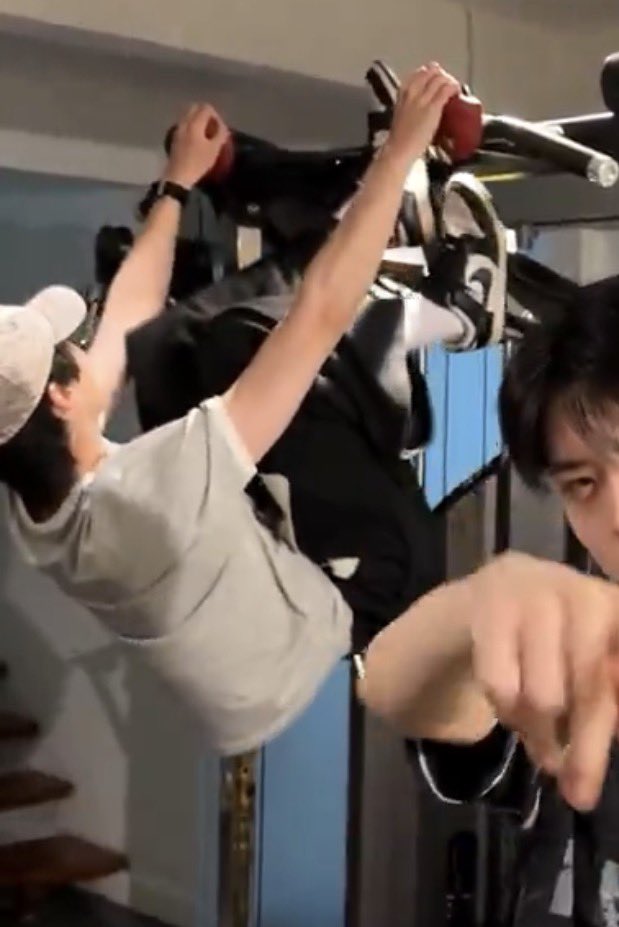 babyindec's tweet photo. ฮีเป็นอะไรกับท่านี้ฟะ 5555552525255555 https://t.co/CfsXZKeXyw