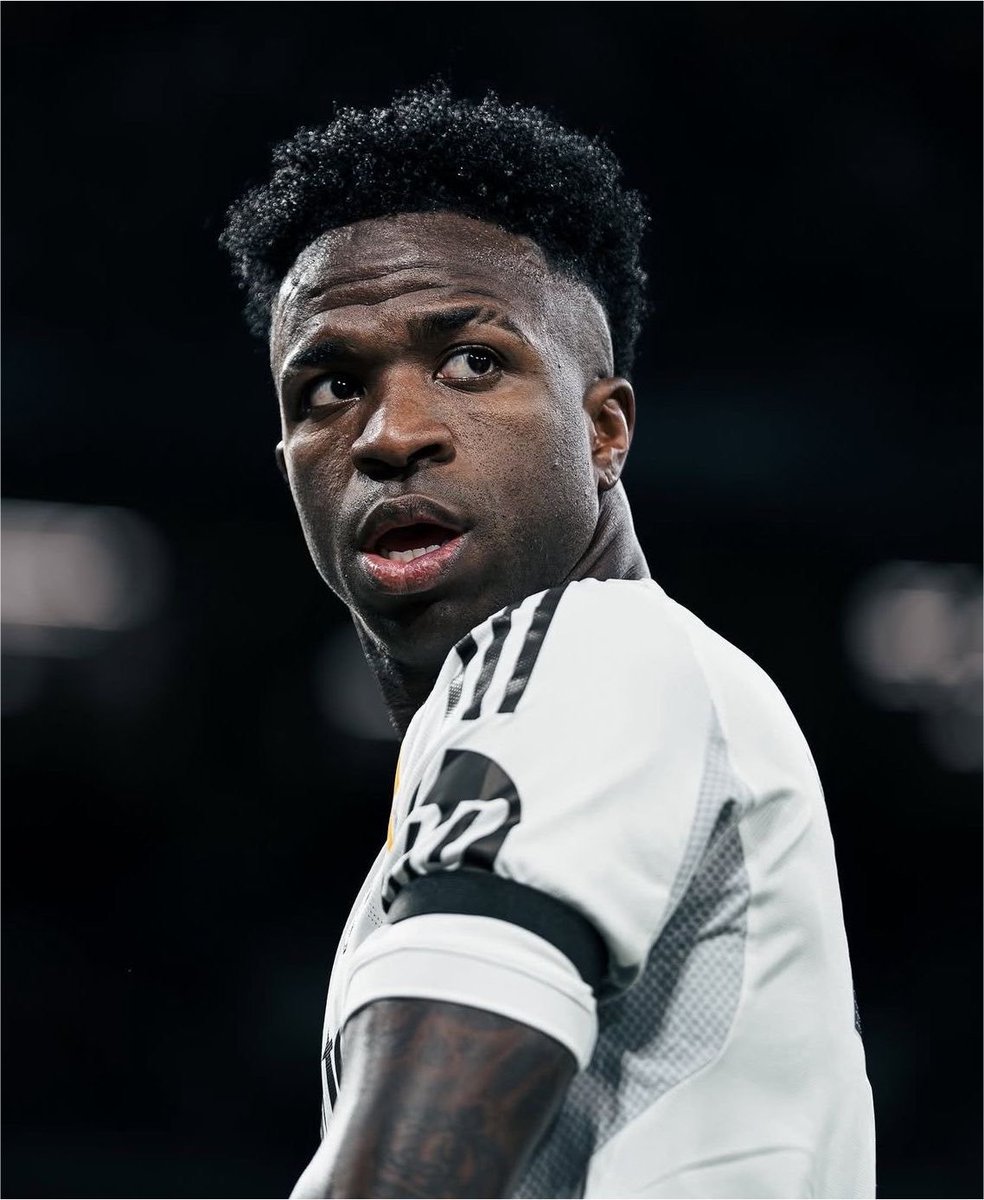 Abdulhak114's tweet photo. 🚨🚨 JUST IN: Real Madrid tell Vinícius Jr TAKE IT OR LEAVE IT on their contract offer — no higher bid coming! ⚠️🇧🇷 Talks reportedly nearing ~€30m/year until 2030 after Mourinho's arrival eased tensions. Ball's in Vini's court ⚽️ #RealMadrid https://t.co/csVNoZbi8Y