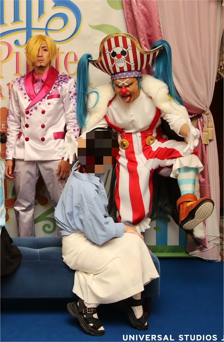 Syake__Gorira's tweet photo. 1枚目
私 「グーパンしたいですー！」👊
そう簡単にしてやるかと言わんばかりの煽り顔。好き。

2枚目
私「船長大好きーー！😭💕」🫶
とんでもスマイルからの手🫶の上に手を置いてくれて死ぬかとおもいました。

そして同行者様はルフィ推しだったためサンジくんが可哀想なことに…ごめんねーー！😂🤣 https://t.co/2zX9uMcf5U