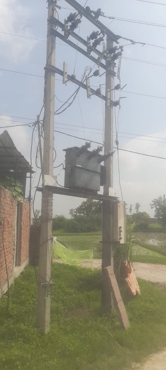 puvvnlchandauli's tweet photo. #Transformer 
#लक्ष्य_24X7_उपभोक्ता_सेवा 
जनपद चंदौली विoविoखंड-सकलडीहा मे भूपौली क्षेत्र केअंतर्गत विद्युत कार्मिकों द्वारा 63 KVA क्षतिग्रस्त परिवर्तक को बदलकर सही किया गया, जिससे विद्युत उपभोक्ताओं को विद्युत आपूर्ति सुचारू रूप से प्राप्त हो सके।
@EMofficeUP @PuVVNLHQ @dmchandauli