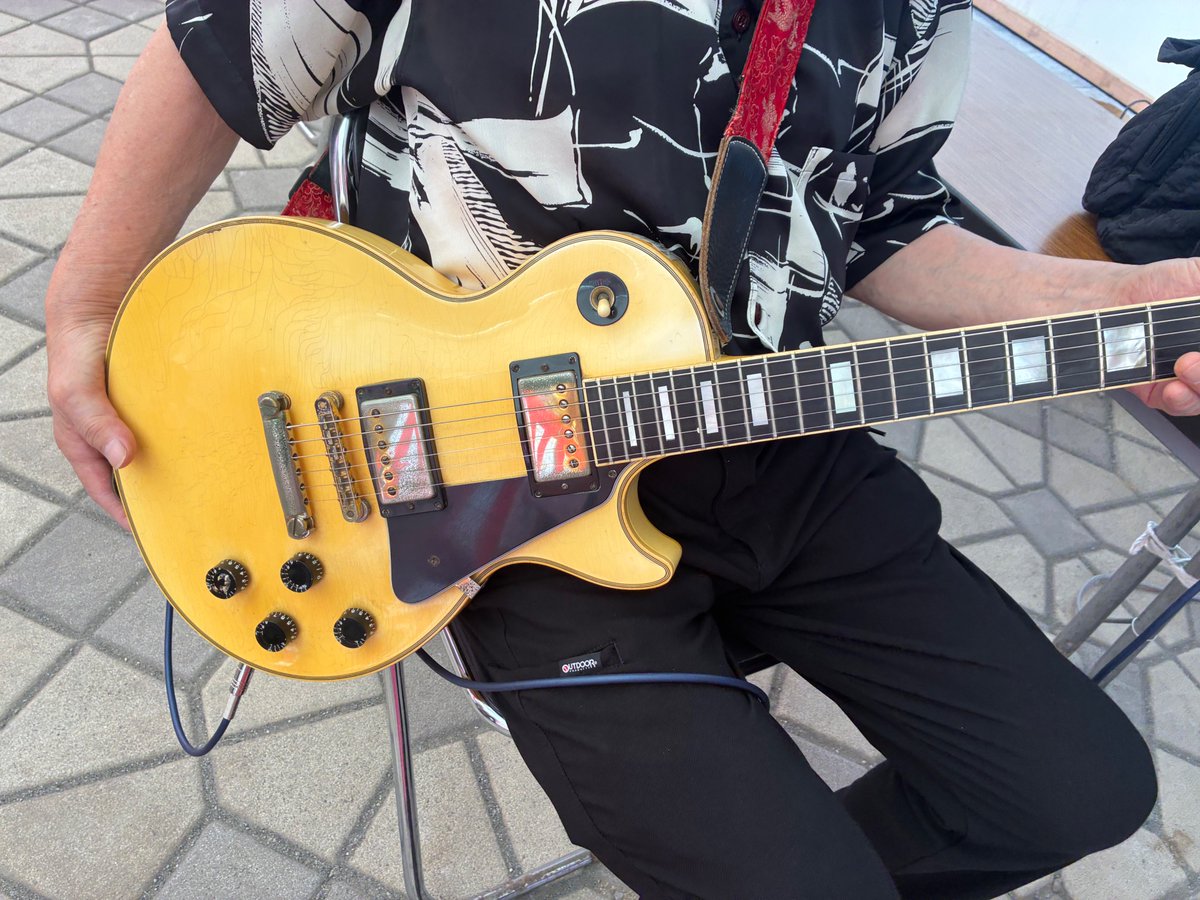 ruikozuka's tweet photo. 桜川行司師匠のレスポール。#錦糸町河内音頭 https://t.co/zP3hp9WGpw