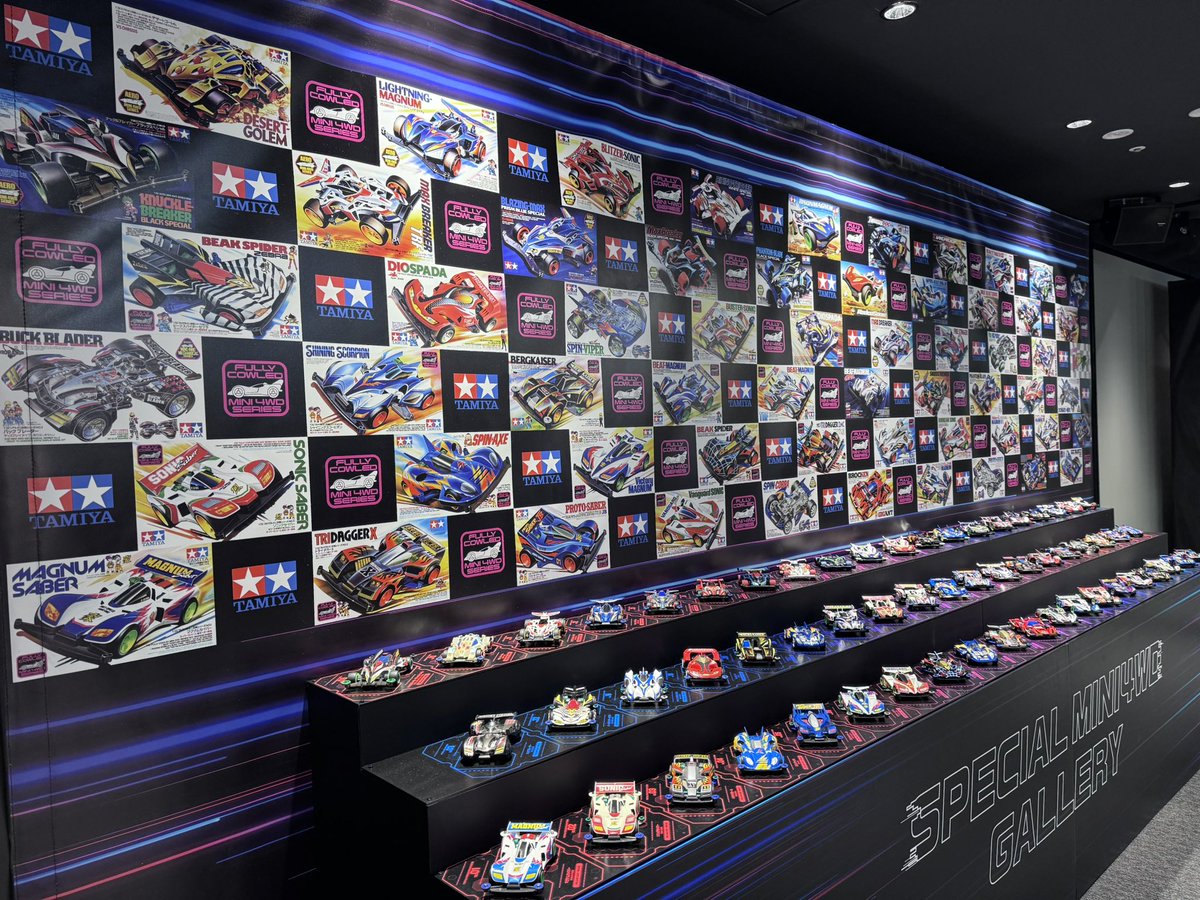 yuri_cyclone's tweet photo. 最近のわたくし  推しに会ってきた②

爆走兄弟レッツ&amp;ゴー!!30周年展に行ってきました🏎️💫初恋エーリッヒくんがいました、やはり恋(cv三木眞一郎さんはそこから私の神様です)
絵コンテやキャストさんのコメント、再現スペースも圧巻のミニ四駆展示もあり最高でした😭🫶
※写真は撮影可能エリアです📷 https://t.co/Q0stYImEHY