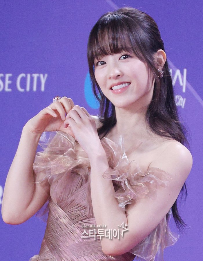 hallyuforums's tweet photo. Elegant #ParkBoYoung at the red carpet of #BlueDragonSeriesAwards2026.

#HallyuForums #Hallyu #Photocall https://t.co/Ulvz3irBQK