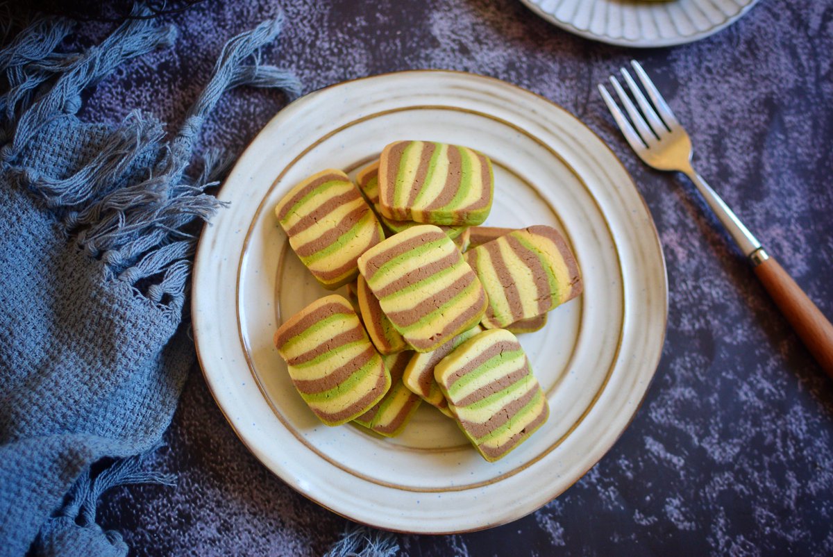 SpringAliz30044's tweet photo. Just left a batch of warm homemade chocolate chip cookies on Mrs. Li’s porch with a little note “For our new next-door neighbor—hope you love them! ” Super excited to meet her this weekend! https://t.co/J5ly78UQMc