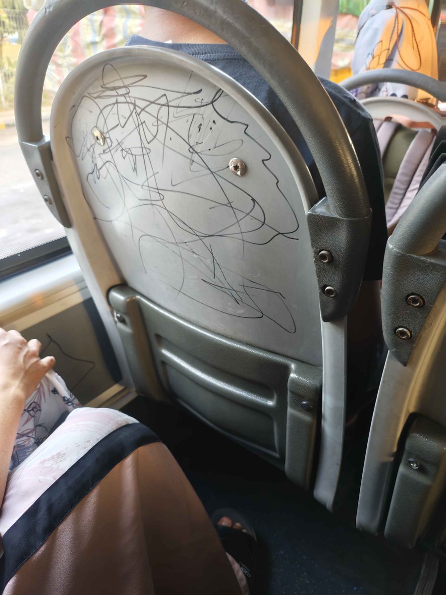 shitpostboyobus's tweet photo. anaknya siapa ini dibiarin nyoret² kursi bus
^2a https://t.co/jzLxbDhbID