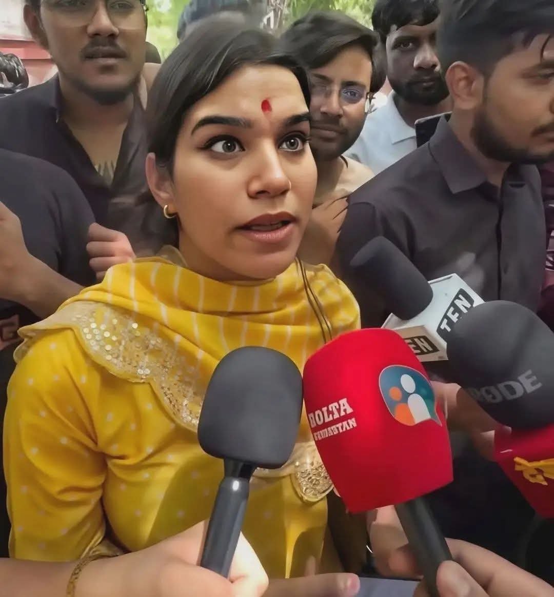 jaanvii0's tweet photo. Ruchika didi best advice for you :-

Ridhima ki trh Rahul Gandhi ko 5-6 gali de do, 

Aapko BJP ki trf se MLA ki ticket mil jaegi. 

Abuse Rahul Gandhi you will get rewarded by BJP https://t.co/5logVh2mwQ