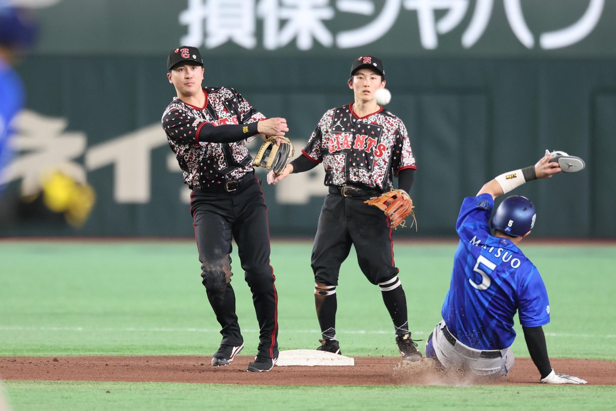TokyoGiants's tweet photo. 【八回表】巨人 3-0 DeNA

2番手 #田中瑛斗 投手は、先頭打者に四球を与えるも、併殺と見逃し三振で得点を与えず👍 https://t.co/yJNfGLB7xo