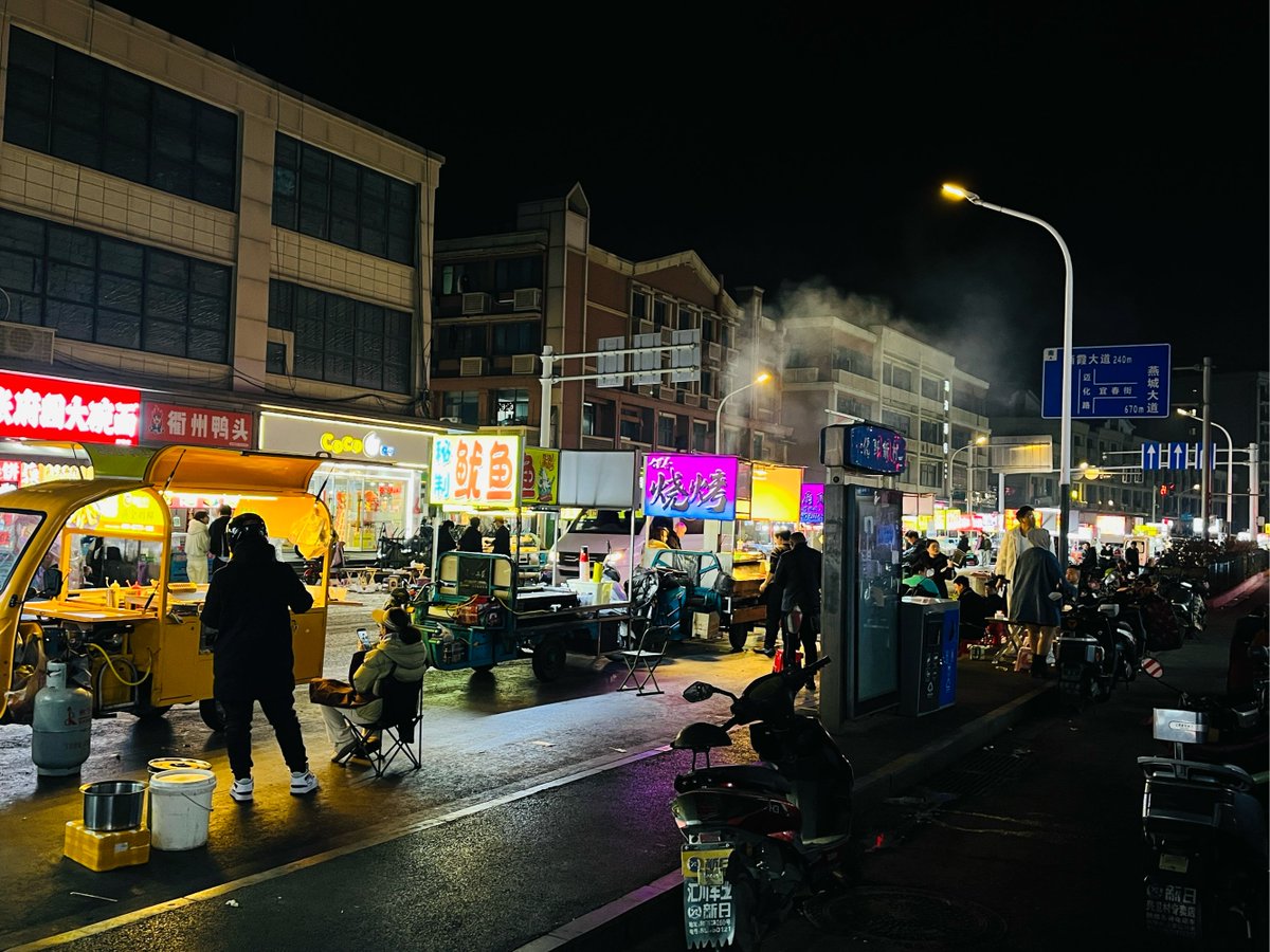 GeorgeBishop13's tweet photo. Late-night stall warm-up: a bowl of hot oden, steam curling up, conversations hushing, just what the midnight city needs. https://t.co/5QkNfSLEuQ