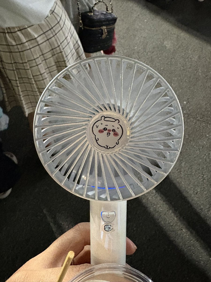 nocchi00012's tweet photo. 嫁ちゃんのハンディーファンの真ん中に貼ってるちいかわ暑そうなのここには風当たらない構造なのほんまうける https://t.co/3O97vFGWgC