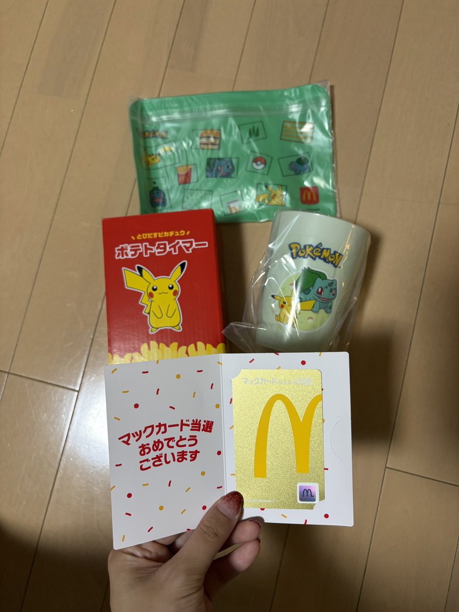 yao_cos's tweet photo. 受け取ってきた！！
しかも10個に1つの確率で入ってるマックカードも入ってた！！！
マックカードは私が貰った笑
コップとジッパーポーチは彼氏にあげた！
タイマーはタイマーは私が貰った！
商品券はまた二人でマクド行く時に使う🍔🍟 https://t.co/SaGXxt5ez5