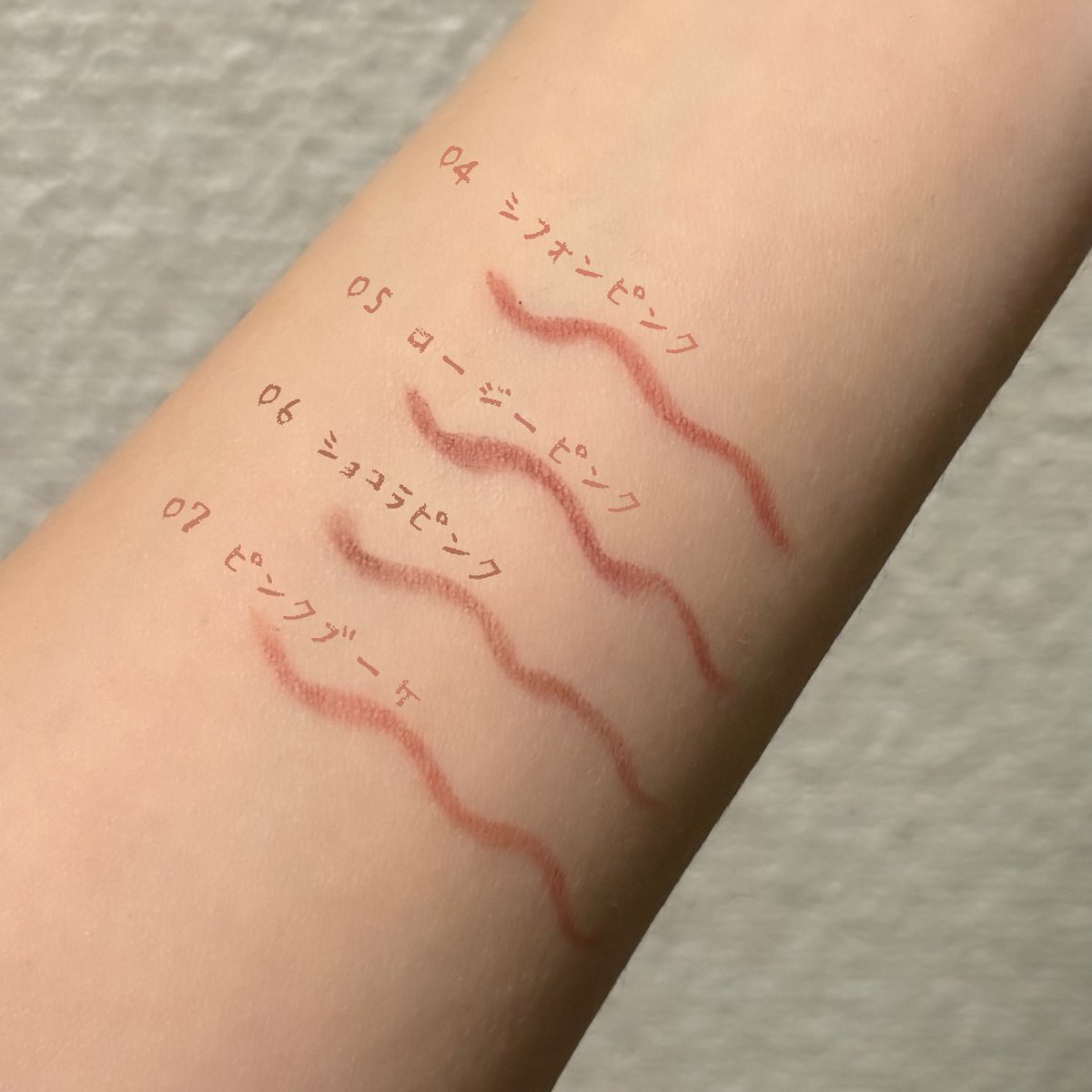 ao___mame's tweet photo. パケが可愛すぎるMilleFée（ミルフィー）の絵画ジェルアイライナー、新色のピンク系が落ちにくい粘膜ライナーで見た目以上に優秀だった。

1.25mmの超細芯＆斜めカットで思い通りに線がかけるし、ウォータープルーフで汗や水にも強い！

どのカラーも絶妙でPCにあった自分ぴったりの粘膜ピンクが見つけられる✨
イエベ秋の私的には06のショコラピンクがお気に入り🍂

#pr
