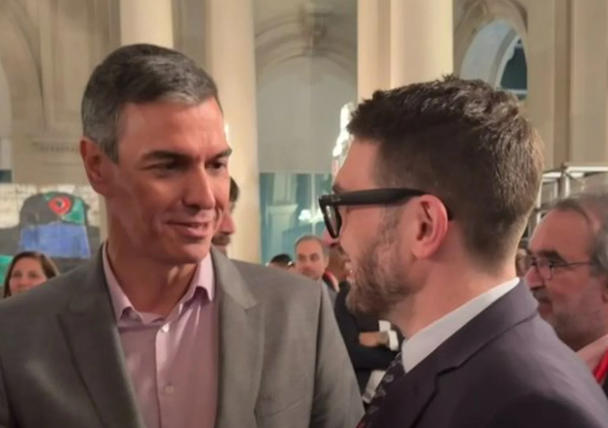 SaltyGoat17's tweet photo. This is Pedro Sánchez, the current Prime Minister of Spain

The little weasel on the right is Alex Soros

Is what's happening in Spain starting to make a little more sense now? https://t.co/B8kfv1iDQ4