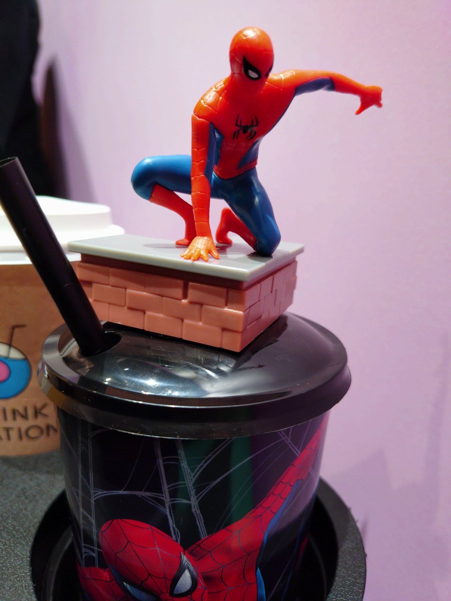EMBLEM2MARVEL's tweet photo. 映画館に貢献するため
ホットドッグとポテトと
コラボドリンクを購入した
チケットより倍高くなったぜ https://t.co/9MaLPov6zP
