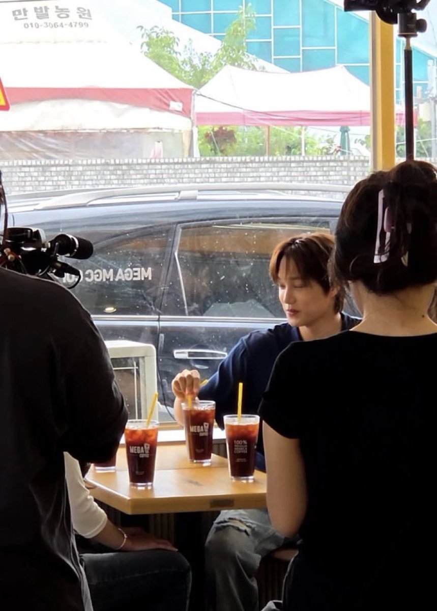 KAIst88's tweet photo. jongin is filming at a mega coffee https://t.co/MT7L8BkPPO