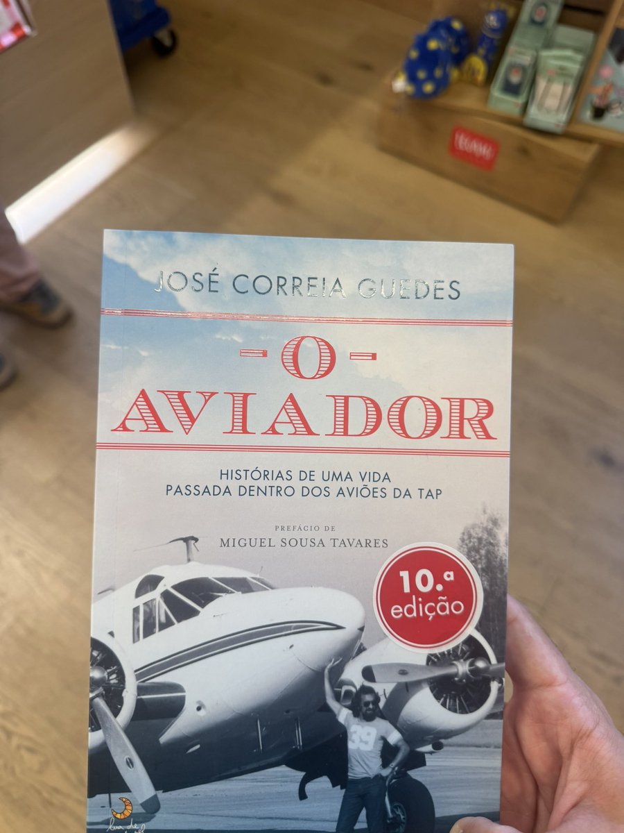 shitaviator's tweet photo. O dia-a-dia é passado dentro do cockpit.
As folgas são passadas a “brincar” no simulador caseiro.
Ora, nas férias não posso ter nem um, nem outro. Optei pela opção que me parece a mais semelhante. Ansioso para começar a ler as histórias do comandante @cpt340 🙌 https://t.co/75k9vmPDHS