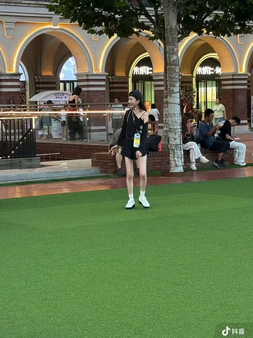 Early_mrningdew's tweet photo. Look at this adorable 🦢, she’s so energetic and playful 🥺😍 #SongZuer https://t.co/bKjwMk4Z5D