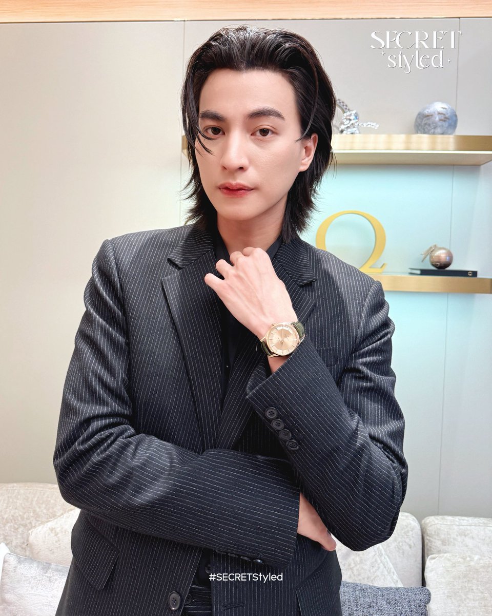 SECRET_Styled's tweet photo. เสิร์ฟความหล่อของ “กลัฟ คณาวุฒิ” ในงาน OMEGA ฉลองการเปิดบูติกแห่งใหม่ ณ ชั้น M ศูนย์การค้าไอคอนสยาม (ICONSIAM) ✨⌚️

#OMEGAThailand #OMEGA #Constellation #gulfkanawut 
#SECRETStyled https://t.co/hKMS69F3aD