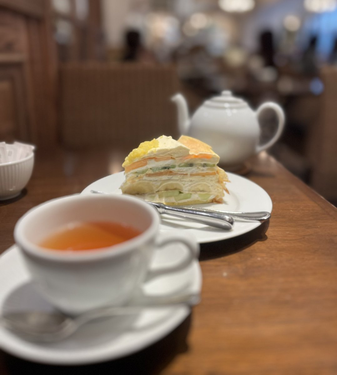 HM_HM698's tweet photo. マイバースデーなのでHARBSのケーキ2個いっちゃおっかな🎶とか調子こいて、もう一個別のケーキをキープして貰ってたけど、普通に一個でお腹いっぱいでしたわ…🥹笑

メロンケーキにすればよかったと思うほど、メロンがめーーーーーーーっちゃ甘かった…！🍈 https://t.co/ZffVbOOGeF