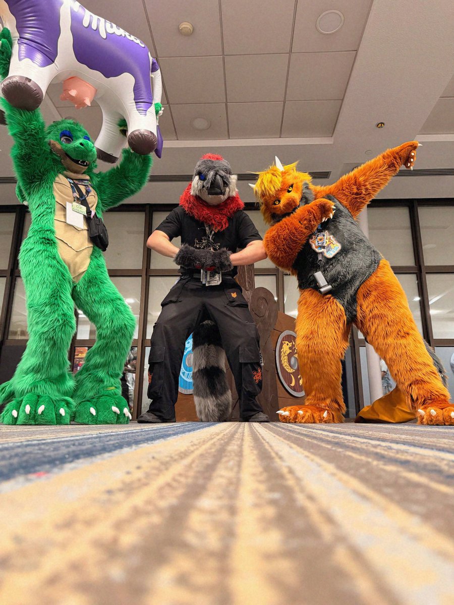 MiguelDerg's tweet photo. Les 3 fluffs déjantés hihi

#FursuitFriday
@/Timcampy
@Myzaki002

📷 @/Tiveon https://t.co/2i4sLayyD1