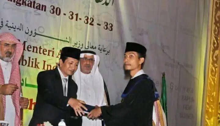 dwioktariyadi's tweet photo. Supriyanto (39) atau Ibnu Harjo Al Jawi, yang lebih dikenal dengan sapaan Mbah Riyan adalah sosok ulama sekaligus penulis produktif asal Desa Wates, Kecamatan Undaan, Kab. Kudus

Beliau salah satu ulama yang menerima MUI Award 2026 bidang tahqiq kitab klasik, akan tetapi memilih tidak hadir pada penganugerahan tersebut.

Di balik penampilannya yang sederhana sebagai pekerja serabutan hingga kuli bangunan, tersimpan sosok penulis produktif yang telah menghasilkan lebih dari 100 kitab di bidang keilmuan Islam.

Sosok Ibnu Harjo Al Jawi atau Mbah Riyan menjadi pengingat bahwa kemuliaan ilmu tidak selalu berjalan beriringan dengan ketenaran. Kemuliaan sejati justru terletak pada keikhlasan dalam berkarya, mengabdi, dan menjaga warisan keilmuan agama bagi generasi yang akan datang.

Photo : Mbah Riyan sebagai lulusan terbaik LIPIA angkatan 2013

Video : penganugerahan MUI 2026 untuk Ibnu Harjo Al Jawi (26 Juli 2026)