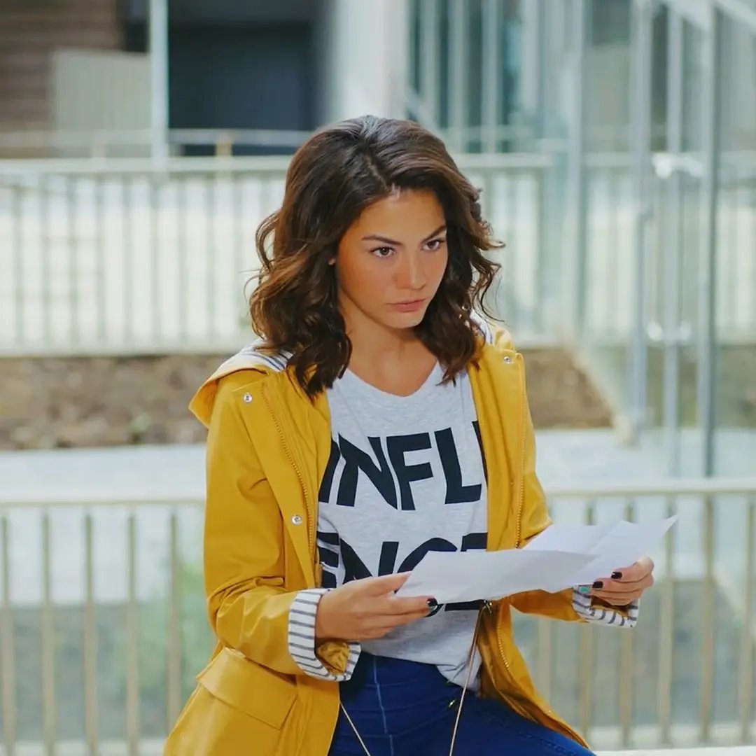 Dem34ozde's tweet photo. Buen viernes 
#demetözdemir https://t.co/S0dMaDKoek