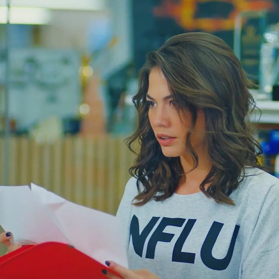 Dem34ozde's tweet photo. Buen viernes 
#demetözdemir https://t.co/S0dMaDKoek
