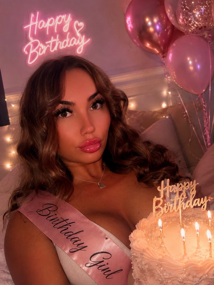 MissTillyBrown's tweet photo. It’s my birthdayyyyy https://t.co/nzsTHfpZFt
