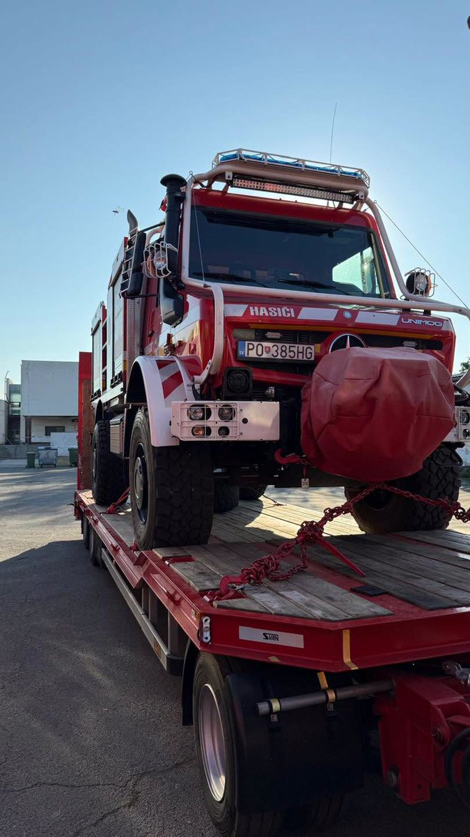 CzHasici's tweet photo. Slovenští hasiči míří do Francie. Budou chránit oblast ohroženou lesními požáry https://t.co/D0gv5IA2qT 
🚒🇸🇰➡️🇫🇷 Dvacet slovenských hasičů a 19 kusů techniky odjelo do Francie, kde budou připraveni zasahovat u lesních požárů. #Hasiči #GFFF #Francie #EU #HasiciCZ https://t.co/Jm9vCvh6S6