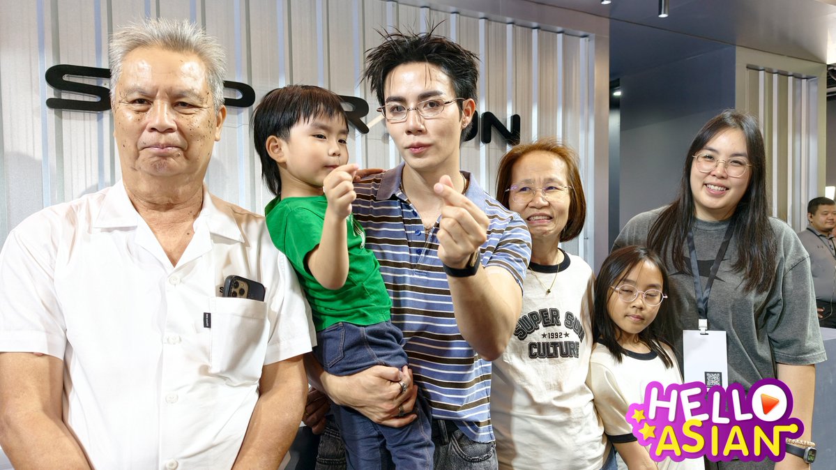 Hello_asian's tweet photo. [เก็บตก] ครอบครัวพี่ซี น่ารักมาก กำลังใจก้อนโตของพึกพึก เลยย
พึก แนะนำกับพ่อว่า "นี่คือพี่ๆ สื่อที่อยู่ด้วยกันมา 5ปีแล้ว " 😊
พ่อ ฝากลูก ใหญ่เลยน่ารักกกก

พี่จะอยู่ทำข่าวพี่ซี กับน้องนิวไปอีกหลายๆปีเลยครับ 🥰

SUPER SUN POP UP AT SIAMCENTER
#ZeePrukSuperSunxSiamCenter

#SUPERSUNxSIAMCENTER
@zee_pruk #ZeePruk