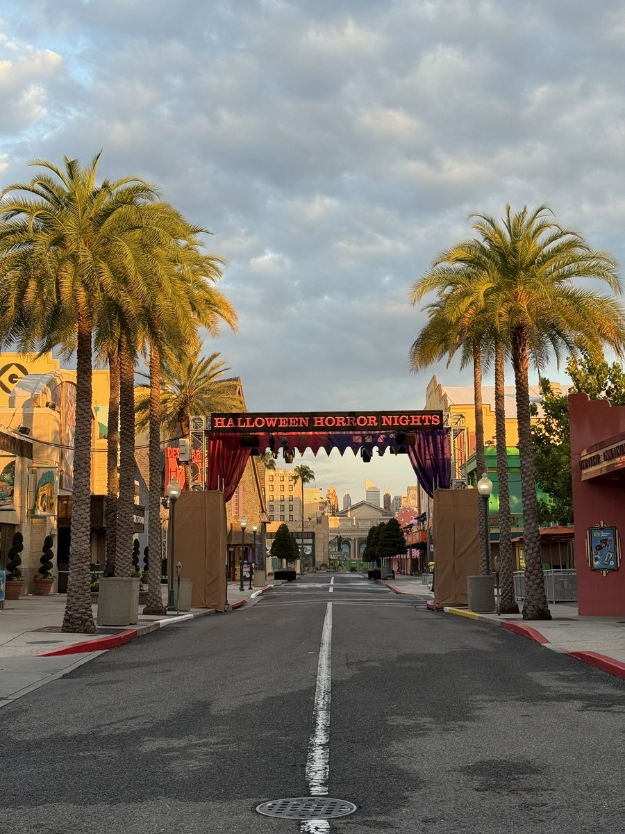 SpeculationMatt's tweet photo. We finally have some more theming on the entrance truss structure! Red and purple curtains have arrived overnight! #HHN35 #HHN https://t.co/IR4ZkeyRr0