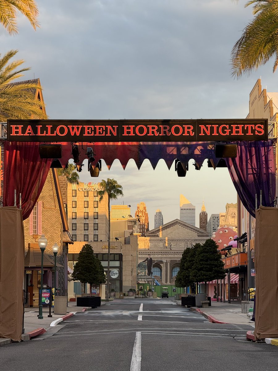 SpeculationMatt's tweet photo. We finally have some more theming on the entrance truss structure! Red and purple curtains have arrived overnight! #HHN35 #HHN https://t.co/IR4ZkeyRr0