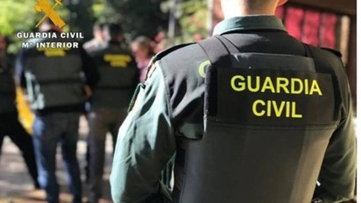 _IGC_'s tweet photo. La Asociación Profesional Independiente de la Guardia Civil (IGC) ha reclamado este jueves que todos los agentes dispongan de un chaleco antibalas individual y no tengan que compartirlo entre varios, como denuncian que ha ocurrido en la Comandancia de Huelva. https://t.co/ciF8IMxMSa vía @huelva_info