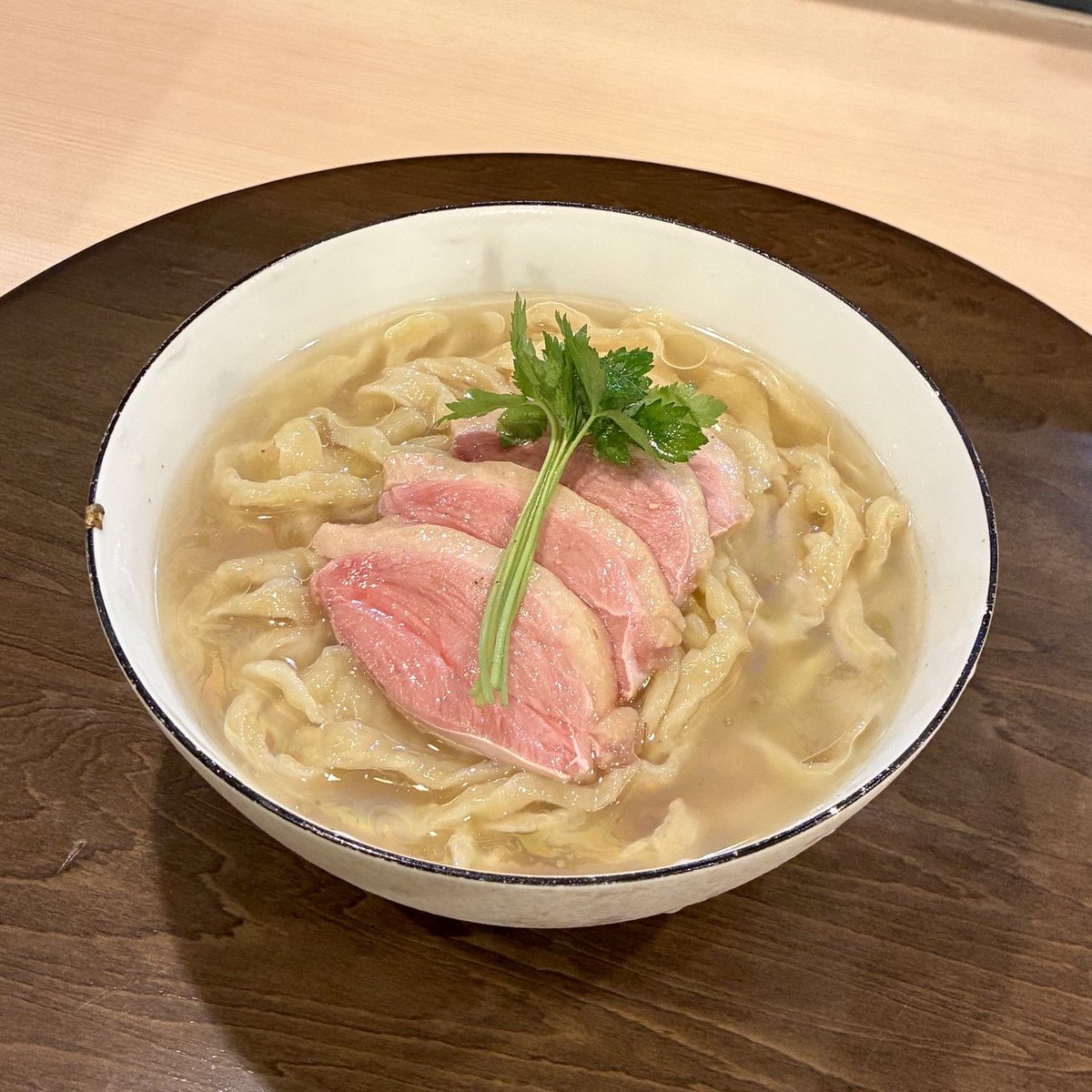 ka_menma06's tweet photo. 今週の土日限定で「まぐろとしじみの冷やしらーめん」やります🐟🧊🍜

まぐろは乗ってないので見た目では想像できずスープ飲んだらびっくりするかもしれませんが、超まぐろです！まぐろのアラをたっぷり使用し臭みのない美味しいまぐろスープに仕上がってます！しじみで旨みの補強！すだちも乗ります！ https://t.co/2EZ2kdrdE8