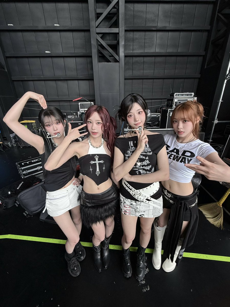 official_QWER's tweet photo. 2026 펜타포트 메인 스테이지까지🌟
함께해 주신 바위게들,
더운 날씨에도 뜨거운 응원 감사합니다❤️‍🔥

#QWER #pentaport #펜타포트 https://t.co/ZilgLcmqKh