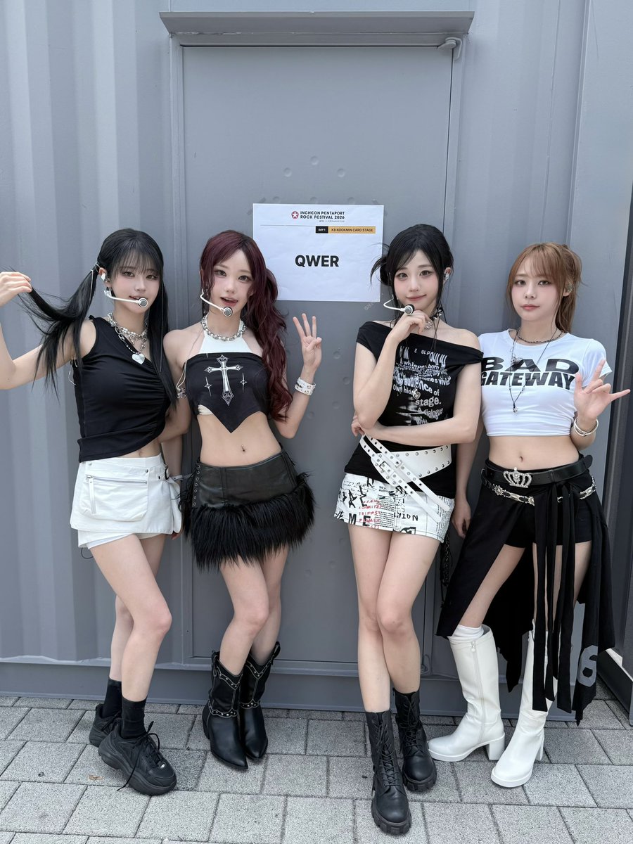 official_QWER's tweet photo. 2026 펜타포트 메인 스테이지까지🌟
함께해 주신 바위게들,
더운 날씨에도 뜨거운 응원 감사합니다❤️‍🔥

#QWER #pentaport #펜타포트 https://t.co/ZilgLcmqKh
