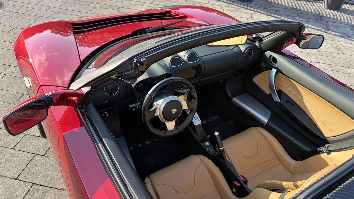 Captn_Hype's tweet photo. Looks so good!! Milestone in EV history. OG Tesla Roadtser….
Good job @N628TS https://t.co/sUZPTpFMku