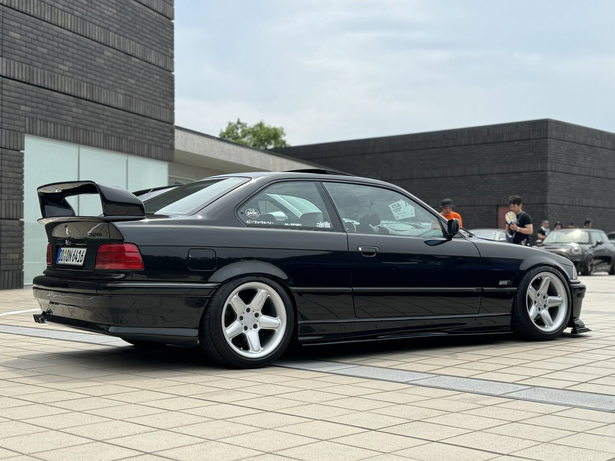 UMIZR00's tweet photo. BMWはリアのアーチが低いから、サイドで並行を保とうとすると被り過ぎるし、前後アーチを揃えると前下りになるから、いかに違和感無く綺麗に見せれるかが勝負😤
被り過ぎずに、でも隙間は無く
前後バランスも拘りポイント🫰 https://t.co/ndlaWAHelw