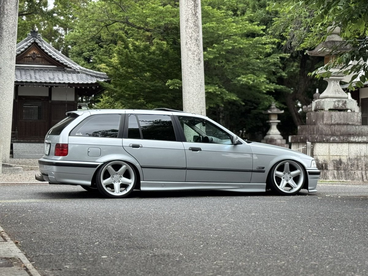UMIZR00's tweet photo. BMWはリアのアーチが低いから、サイドで並行を保とうとすると被り過ぎるし、前後アーチを揃えると前下りになるから、いかに違和感無く綺麗に見せれるかが勝負😤
被り過ぎずに、でも隙間は無く
前後バランスも拘りポイント🫰 https://t.co/ndlaWAHelw