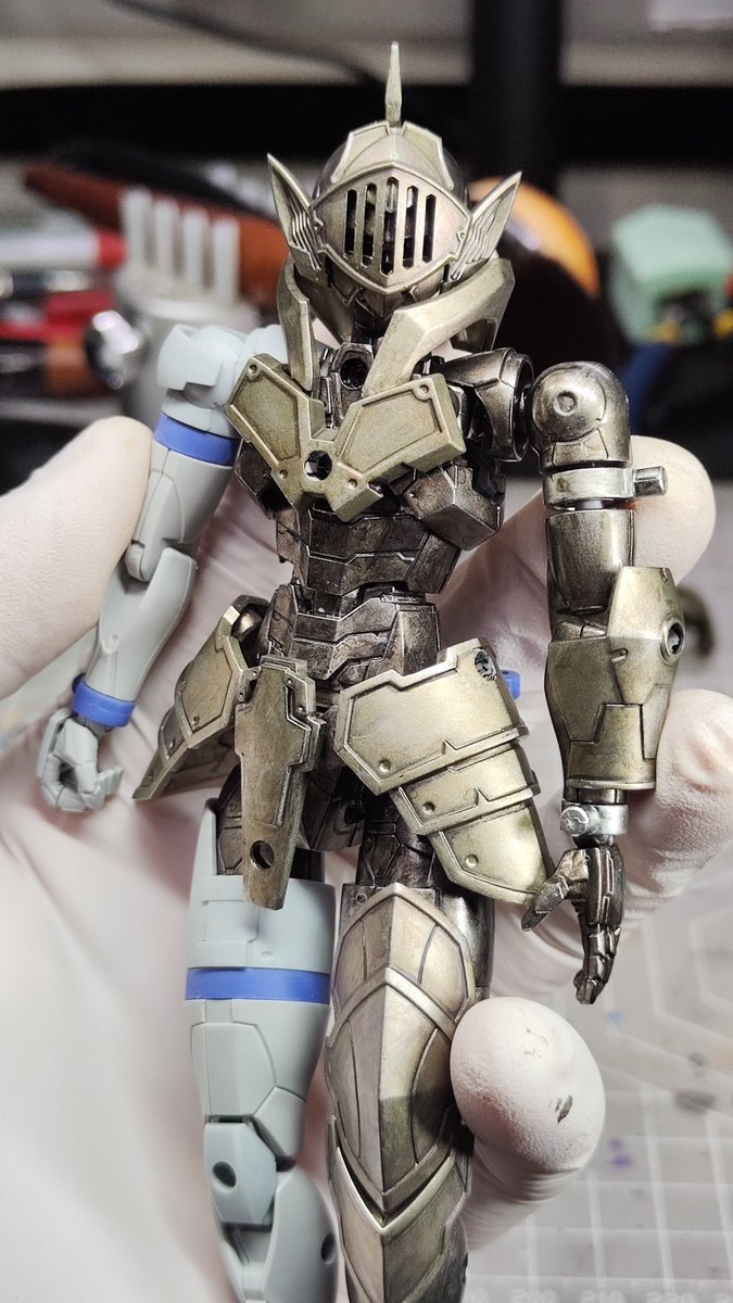 henta963's tweet photo. 最近の筆塗り作品。
製作中ですが楽しい(⁠ㆁ⁠ω⁠ㆁ⁠)

アーマーの簡易工程：
黒サフ → メタルカラー → 黒でスミ入れ＆全体にウォッシング → メイク���ポンジでクリアブラウン、シルバーでドライブラシ → クリアマット

スミ入れとウォッシングだけは黒いアクリルマーカーを薄めたもの。
他は全部Gaahleriさんの水性塗料。

黒サフ（グロス）KP204
メタルカラー（チタン合金）KM004
クリアブラウン KC011
シルバー KM006
クリアマット KV203