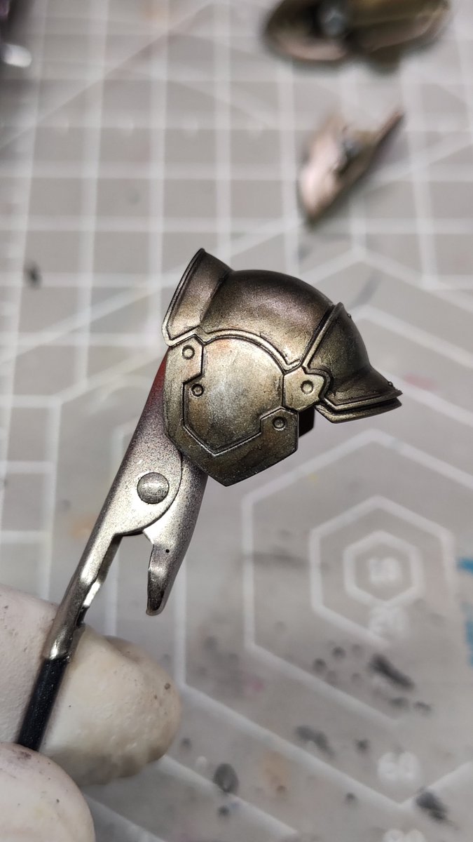 henta963's tweet photo. 最近の筆塗り作品。
製作中ですが楽しい(⁠ㆁ⁠ω⁠ㆁ⁠)

アーマーの簡易工程：
黒サフ → メタルカラー → 黒でスミ入れ＆全体にウォッシング → メイク���ポンジでクリアブラウン、シルバーでドライブラシ → クリアマット

スミ入れとウォッシングだけは黒いアクリルマーカーを薄めたもの。
他は全部Gaahleriさんの水性塗料。

黒サフ（グロス）KP204
メタルカラー（チタン合金）KM004
クリアブラウン KC011
シルバー KM006
クリアマット KV203