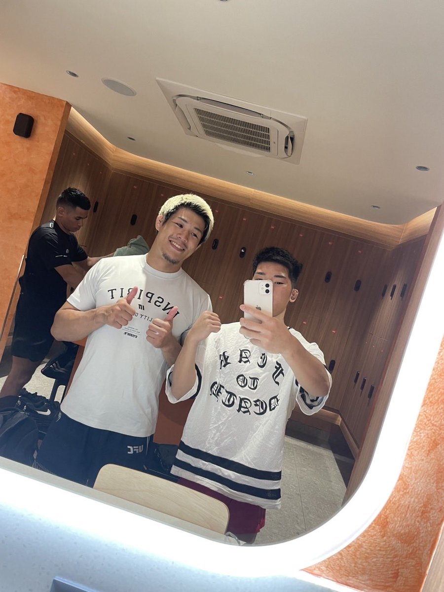 iinoy_05's tweet photo. 【タイ合宿　12日目】
友利幸汰。沖縄に1ヶ月いたのにタイにも2週間来てる。同級生が学校行事に励む中格闘技漬けの日々を送るってそりゃ葛藤もあるだろう。隣の芝生は青く見えてるならしょうがない、でも大人達からすれば幸汰の挑戦の日々は黄金に輝いて見えるはず！諦めなければ青春は続いていくさ！ https://t.co/PWXgP1yX3A