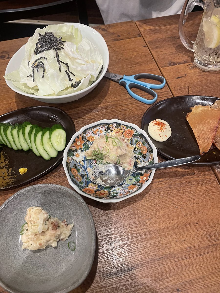 chicken_silver's tweet photo. 職場の後輩と飲み会🍻親知らずを抜いた痛みに耐えつつのお酒は痛みを忘れさせてくれた🦷食べた事も忘れたため食べてないのと同義🍚結果カロリーゼロ🙆🏻‍♂️ https://t.co/5lgyzYnFnq