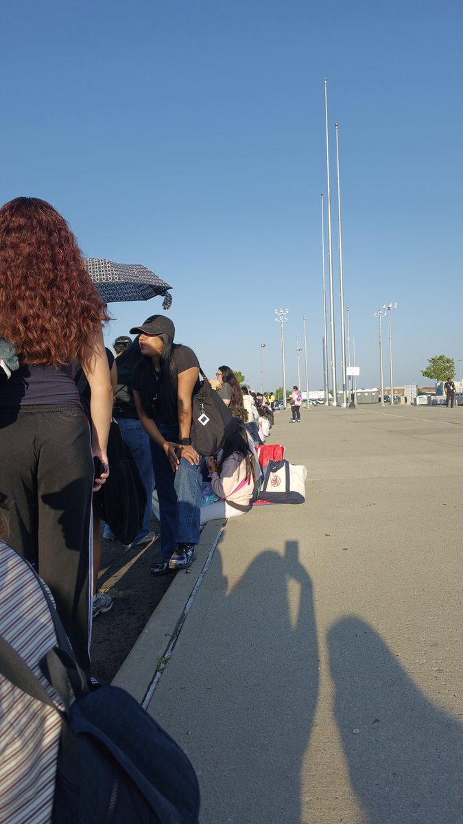 jinflowerkive's tweet photo. Weonas vine a la merch en el Metlife, llegué a las 6;34 y toqué el numero 164 💀 yo no queria venir temprano pero tampoco me quedaré sin mi Jersey 💀 https://t.co/NALjAPsOYN