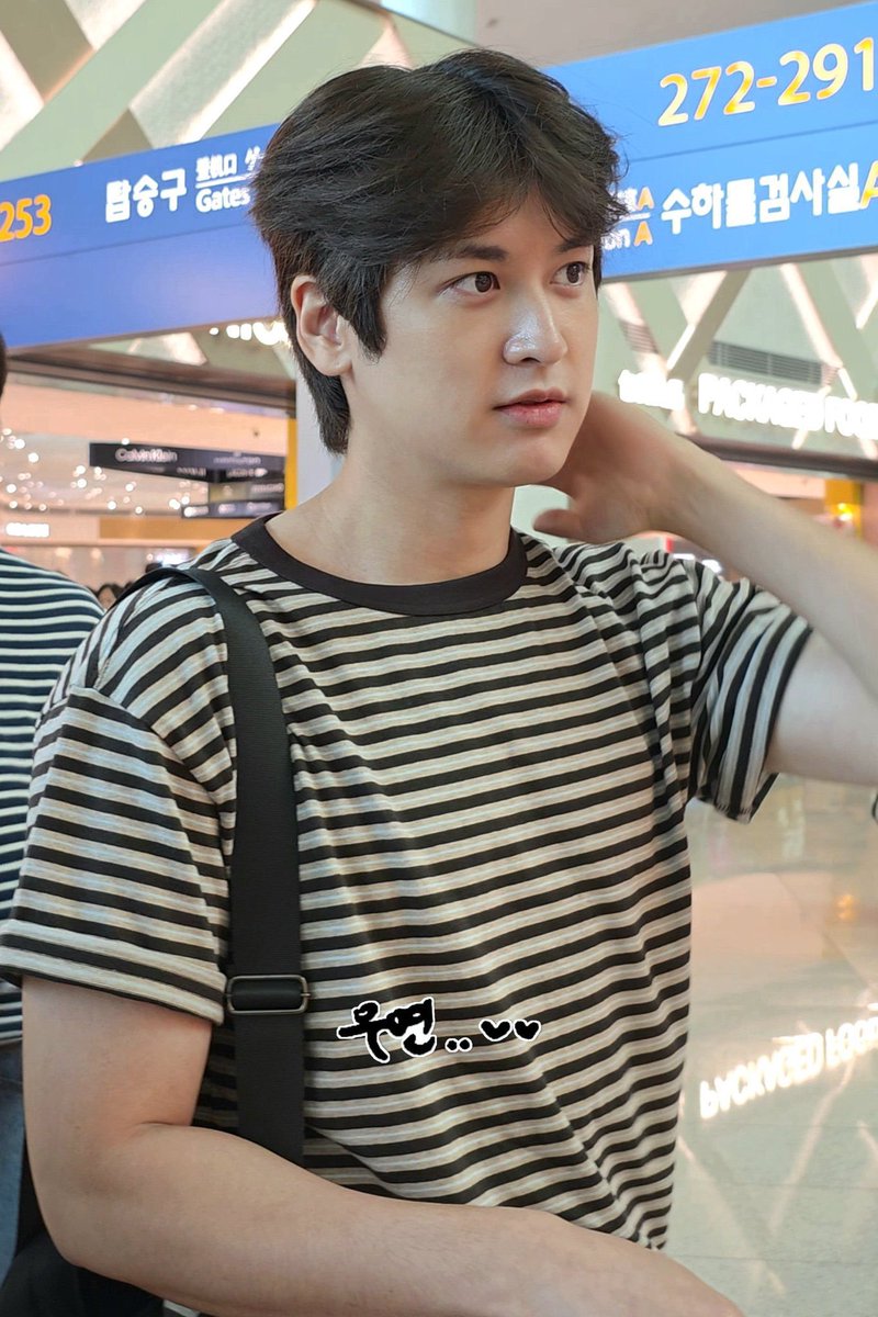 konyalways's tweet photo. araw araw magpapasalamat na pinili ni chanwoo maging idol kasi kung hindi, sino lang makakakita ng ganito kagwapo? mga chaebol? 🫠🫠 https://t.co/DdQ0WQBZZy