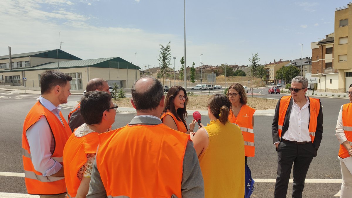 ArtifexObras's tweet photo. Avui hem inaugurat la nova rotonda i millora de la travessera de la LV-4241 a @Solsona_cat una obra executada per ARTÍFEX a la @DiputacioLleida, amb @lojoantalarn i @crismoronmolina
Més seguretat a l’entorn de l’Escola El Vinyet, amb carril bici, noves voreres i enllumenat LED. https://t.co/bNaI8OTyyr