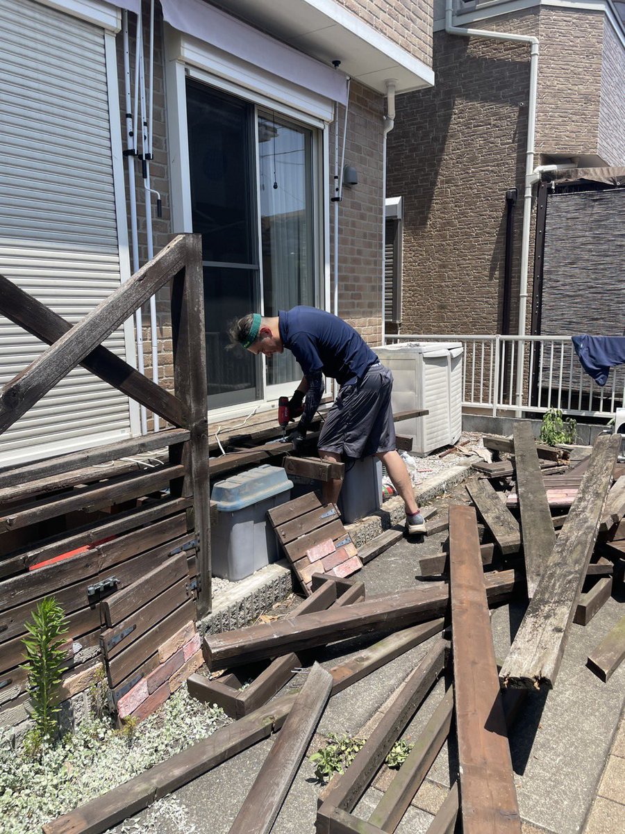 it_service3341's tweet photo. 🧹川越市｜残置物撤去事例✨

退去・売却に伴う残置物撤去のご依頼をいただきました📦

キッチンボード・デスク・TV台・ダイニングテーブル・ベッド・マットレスなどの家具をはじめ、生活雑貨もまとめて回収！さらにウッドデッキの解体・撤去も対応しました🔨

#川越市 #残置物撤去 #不用品回収 #解体 https://t.co/fLwUPtesjP