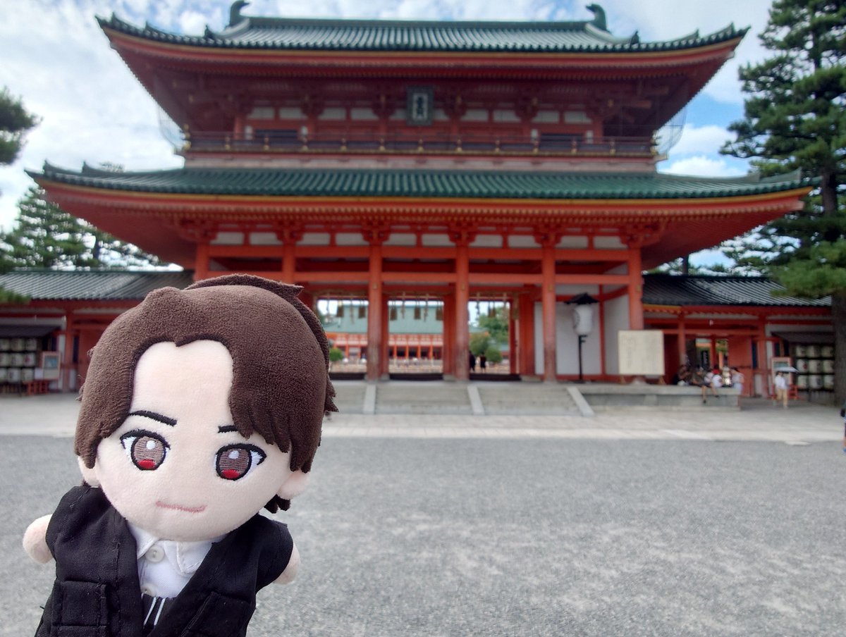 margueritekitty's tweet photo. 先日のきょーと！
初めましての会場、ろーむしあたー☺️
へいあん神宮さんにお参りして、みつカラーお守りをいただいたおかげ✨️お席にビックリ🙌みっくんを近くで拝めた♥
しかも、後ろ振り返ったらお友達🤣またもやビックリ！
お譲りした方々も良い方々で、きたやま担の治安の良さ😊
楽しかった🥰🥰 https://t.co/ooE5mVJAD0