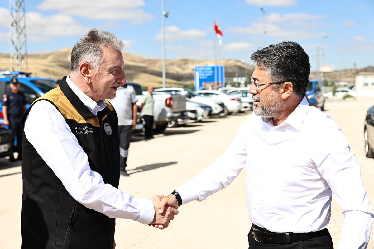 OfisTMO's tweet photo. Tarım ve Orman Bakanımız İbrahim Yumaklı, Polatlı Şube Müdürlüğü Ek Tesislerimize teşrif ettiler.

Üreticilerimiz ve sivil toplum kuruluşlarının temsilcileriyle aynı masa etrafında bir araya gelen Sayın Bakanımız, hasat süreci ve verimlilik üzerine keyifli bir sohbet gerçekleştirdi.

🌾 Devam eden hububat alım faaliyetlerimiz hakkında Yönetim Kurulu Başkanı ve Genel Müdürümüz Ahmet Güldal'dan brifing alan Sayın Bakanımız, çalışmaları yerinde inceledi.

🌱 Teşrifleri için Sayın Bakanımıza, emekleri için kıymetli üreticilerimize şükranlarımızı sunuyoruz.