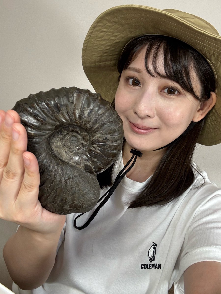 mayumin_kame's tweet photo. 金曜ロードショーのジュラシックワールドの前に間に合った。

アナゴードリセラスリマータムの仕上げと撮影が終わった！とあるテクニックで仕上げしたら黒光りが凄くてこれ以上は接写で撮れなくなってしまった(笑

そして見た目よりだいぶズッシリΣ(((=ω=;; https://t.co/bEWuWGhxxo