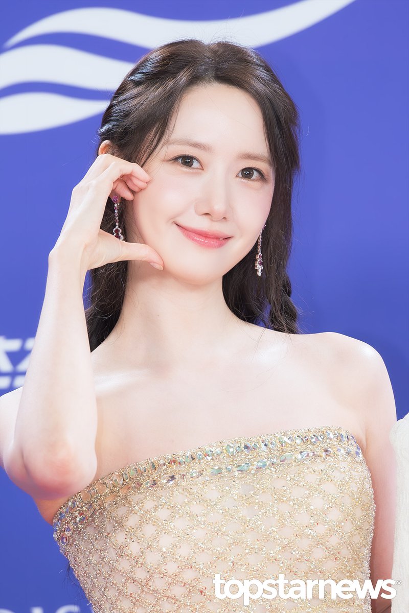 TSN_PHOTO's tweet photo. [HD포토] 임윤아, ‘초미녀 하트’ (청룡시리즈어워즈 레드카펫) #임윤아 #윤아 #YOONA #소녀시대 #SNSD #청룡시리즈어워즈 #레드카펫 #프리뷰 https://t.co/WVL6LYdyar <- Original Photo https://t.co/ZCIobh9mqa